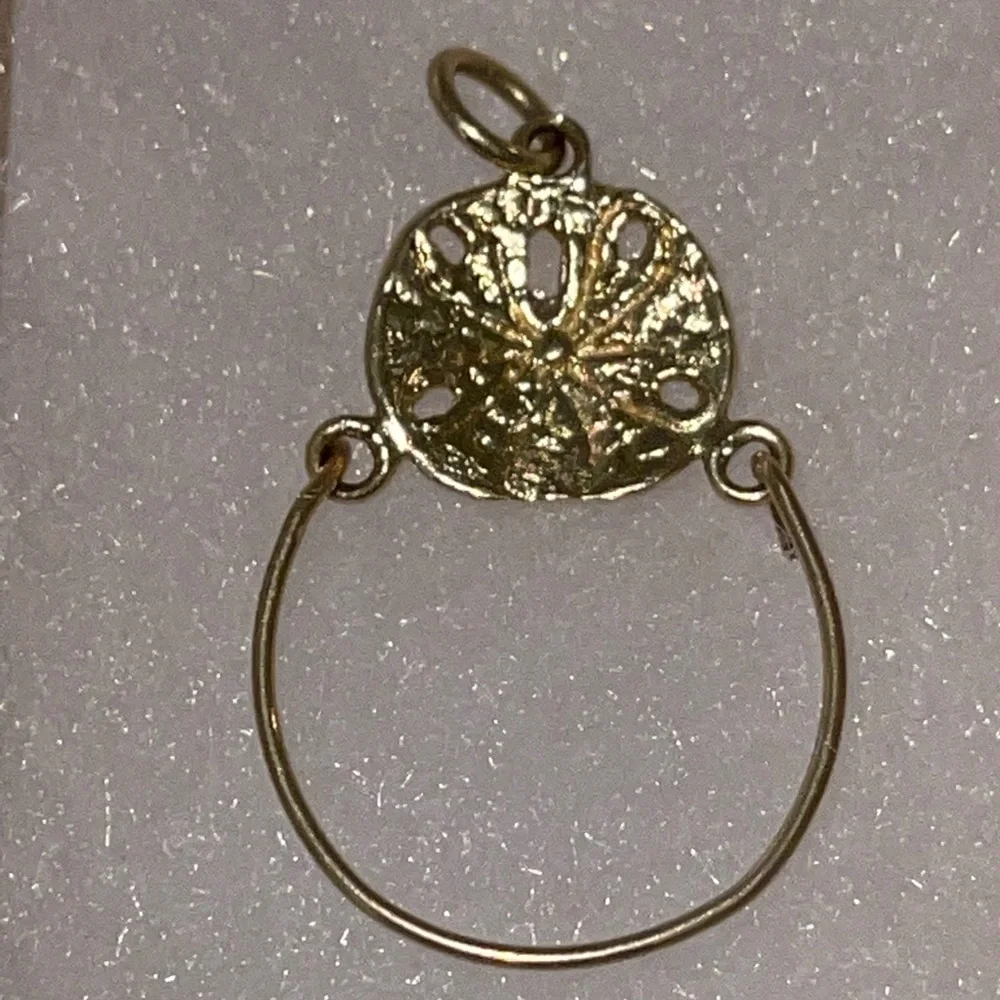 Vintage 14K Gold Sand dollar charm holder pendant - Picture 4 of 7